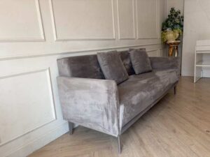 4-seater sofa with steel legs and velvet upholstery, gray color.