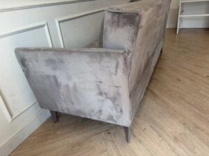 4-seater sofa with steel legs and velvet upholstery, gray color.