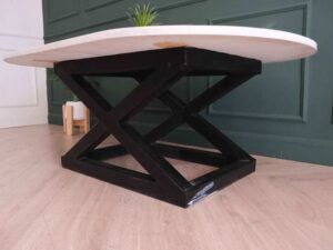 Central table, white wooden top, thick black steel frame, curved corners._88CU3KN5KJ
