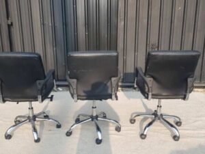 Igo brand office chair with leather upholstery and steel legs, black color.