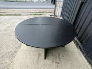 Black semi-circular table, connectable to form a full circle