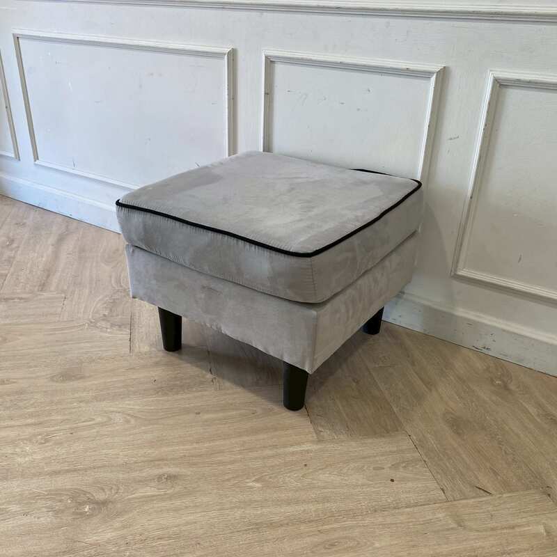Velvet upholstered stool with metal legs, gray color._A8ZGH1DN0N