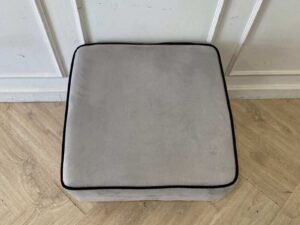 Velvet upholstered stool with metal legs, gray color._A8ZGH1DN0N