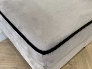 Velvet upholstered stool with metal legs, gray color._A8ZGH1DN0N