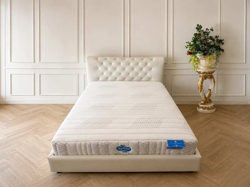 5-foot white spring mattress, Synda brand.