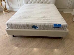5-foot white spring mattress, Synda brand.