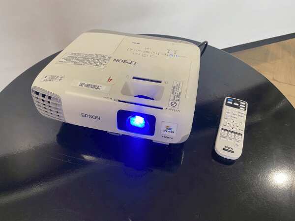 Projector EPSON brand, model EB-X9_BA3WNYF8MU