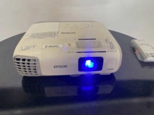 Projector EPSON brand, model EB-X9_BA3WNYF8MU