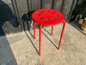 Red metal-legged stool - Size: 32 x 44 cm (Width x Height in centimeters)