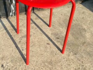 Red metal-legged stool - Size: 32 x 44 cm (Width x Height in centimeters)