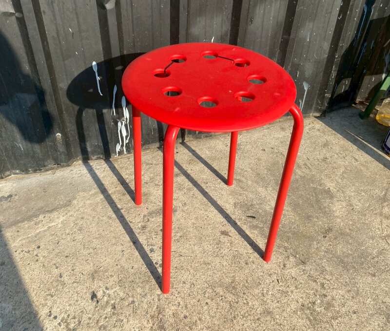 Red metal-legged stool - Size: 32 x 44 cm (Width x Height in centimeters)