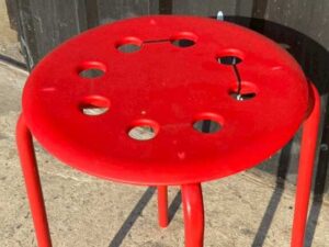 Red metal-legged stool - Size: 32 x 44 cm (Width x Height in centimeters)