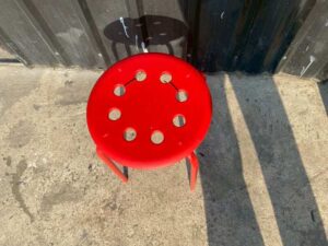 Red metal-legged stool - Size: 32 x 44 cm (Width x Height in centimeters)