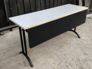 Multipurpose folding table Conference table that can be folded away._BWA8J59FB6