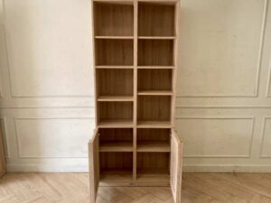 Light wood shelving unit with two lower doors, Koncept brand, Lybrary model.