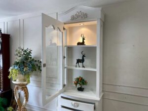 Luxurious Baroque-style display cabinet in white with 4 drawers and 1 opening door.