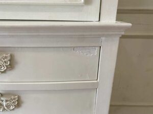 Luxurious Baroque-style display cabinet in white with 4 drawers and 1 opening door.