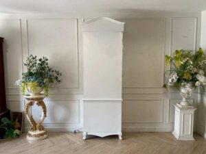 Luxurious Baroque-style display cabinet in white with 4 drawers and 1 opening door.