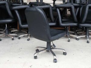 Black leather office chair, armless, leather work chair, steel legs._CH7HJJ0HKM