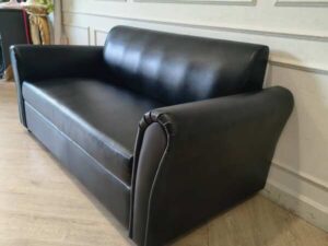 Modern-style 2-seater black leather sofa
