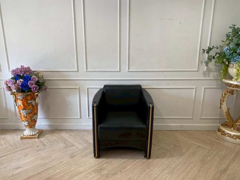 Classic Black Leather Armchair_DE14Q7H7R4