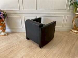 Classic Black Leather Armchair_DE14Q7H7R4