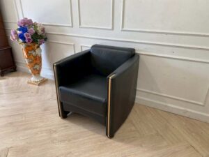 Classic Black Leather Armchair_DE14Q7H7R4