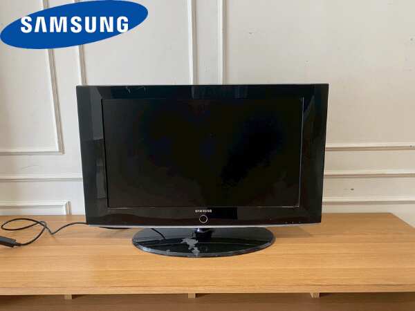 Samsung 32-inch TV, model LA32S81B