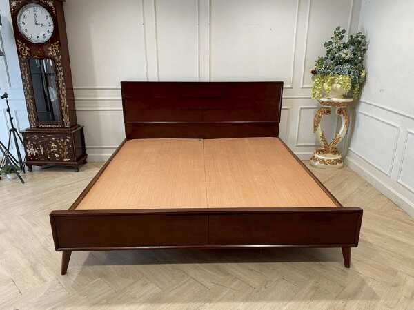 Classic style 6-foot wooden bed