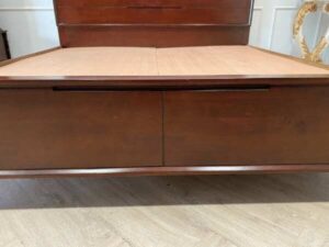 Classic style 6-foot wooden bed
