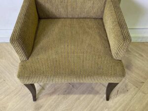 Armchair with wooden legs and fabric seat, checkered pattern, brown color._R3IIG3CKGR_EKHJNYVTB4