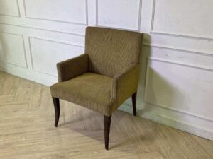 Armchair with wooden legs and fabric seat, checkered pattern, brown color._R3IIG3CKGR_EKHJNYVTB4