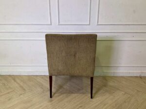 Armchair with wooden legs and fabric seat, checkered pattern, brown color._R3IIG3CKGR_EKHJNYVTB4