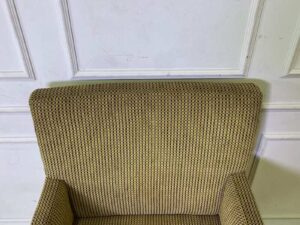 Armchair with wooden legs and fabric seat, checkered pattern, brown color._R3IIG3CKGR_EKHJNYVTB4