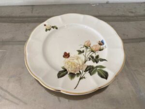 Ceramic plate with white rose pattern and gold rim, Quality Ceramic brand, 21 cm.