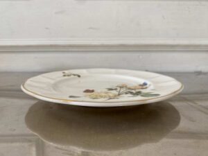 Ceramic plate with white rose pattern and gold rim, Quality Ceramic brand, 21 cm.