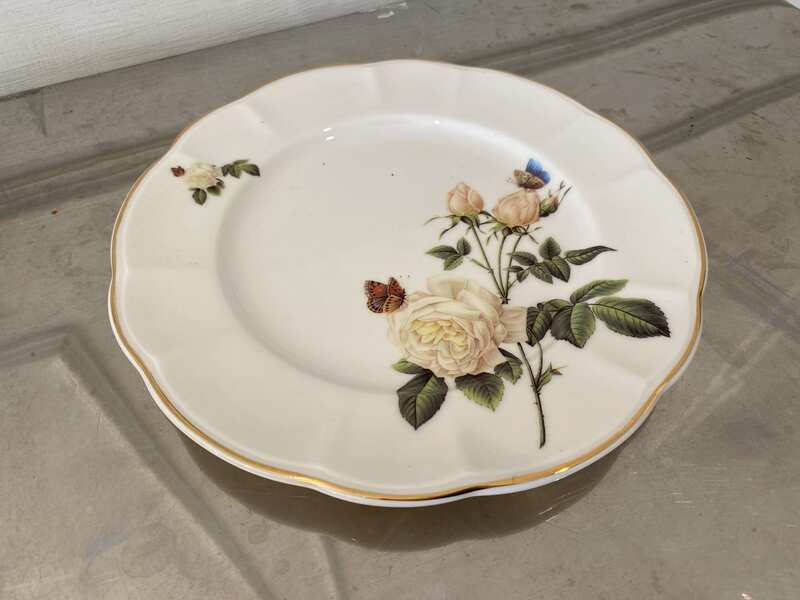 Ceramic plate with white rose pattern and gold rim, Quality Ceramic brand, 21 cm.