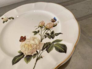 Ceramic plate with white rose pattern and gold rim, Quality Ceramic brand, 21 cm.