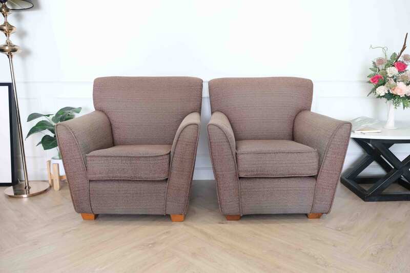 Armchair, European design, thick brown fabric upholstery, wooden frame._3JBOTY3N4Q_F0A6QIVES1