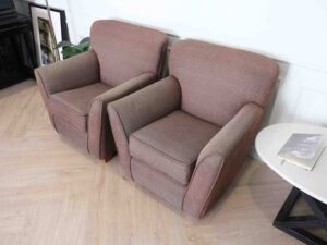 Armchair, European design, thick brown fabric upholstery, wooden frame._3JBOTY3N4Q_F0A6QIVES1