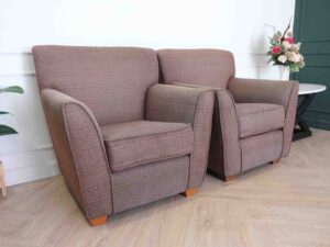 Armchair, European design, thick brown fabric upholstery, wooden frame._3JBOTY3N4Q_F0A6QIVES1