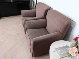 Armchair, European design, thick brown fabric upholstery, wooden frame._3JBOTY3N4Q_F0A6QIVES1