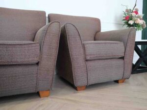 Armchair, European design, thick brown fabric upholstery, wooden frame._3JBOTY3N4Q_F0A6QIVES1