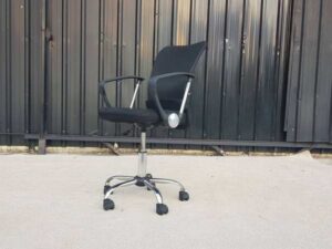 Office chair, fabric upholstery, mesh backrest, steel legs, black color.