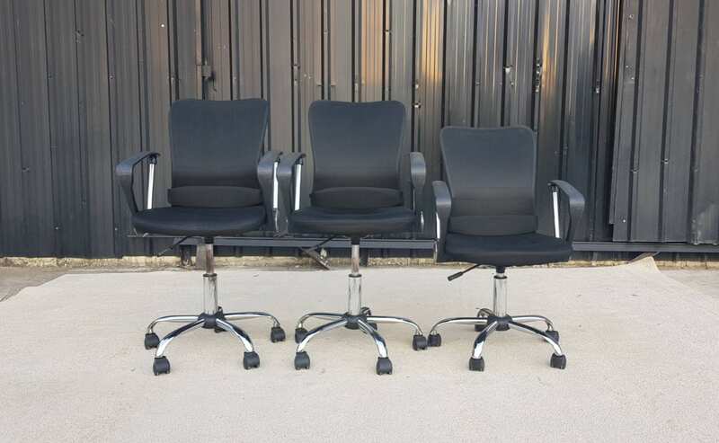 Office chair, fabric upholstery, mesh backrest, steel legs, black color.