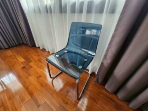 Plastic chair with steel legs, clear color, IKEA brand, TOBIAS model (1)_G6E67MFWXX