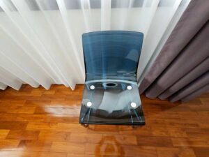 Plastic chair with steel legs, clear color, IKEA brand, TOBIAS model (1)_G6E67MFWXX