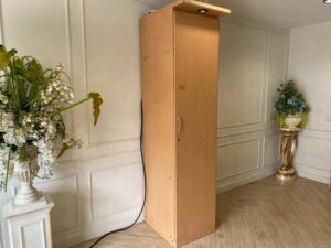 Cream-colored wooden cabinet with 1 door