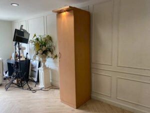 Cream-colored wooden cabinet with 1 door