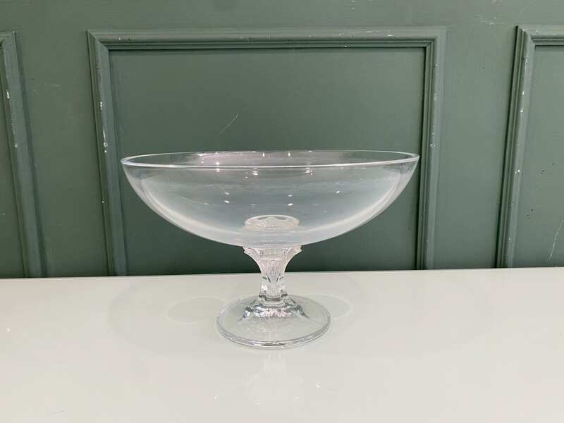 Coupe-shaped glass with a stem